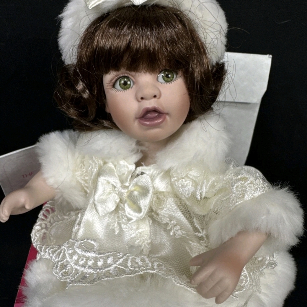 Pristine Collectible Marie Osmond winter blessing Porcelain Doll